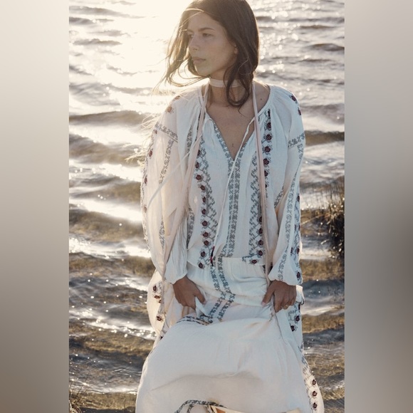 Zara Tops - Zara embroidered blouse